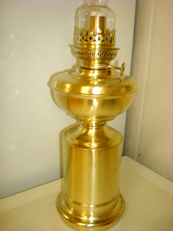 RARE et IMPOSANTE ANCIENNE LAMPE à PETROLE EN LAITON MASSIF COMPLETE et NETTOYEE - Photo 2/4