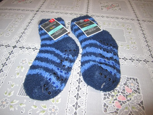 ~FUZZY, COMFY, COZE NON SLID KIDS SOCKS,,,,4-5 YEARS OLD..2 PAIRS....99 - Picture 2 of 2