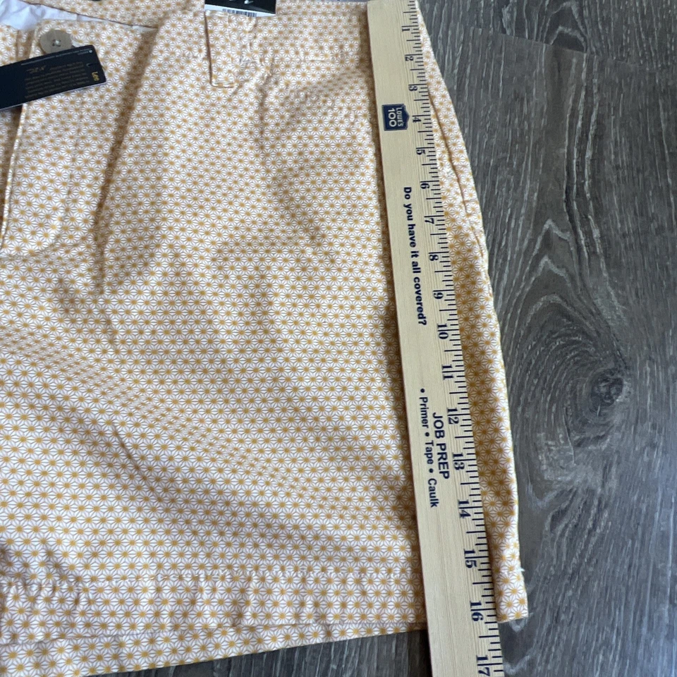 Lee Shorts Women's Size 20 Medium Golden Stars Regular Fit Mid-Rise New 5"Inseam - Image 3 of 4