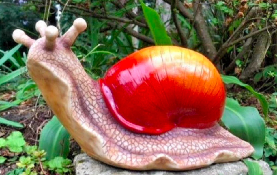 Large Glorious Snail for garden or patio inside or outside resin M12A - Image 4 of 4