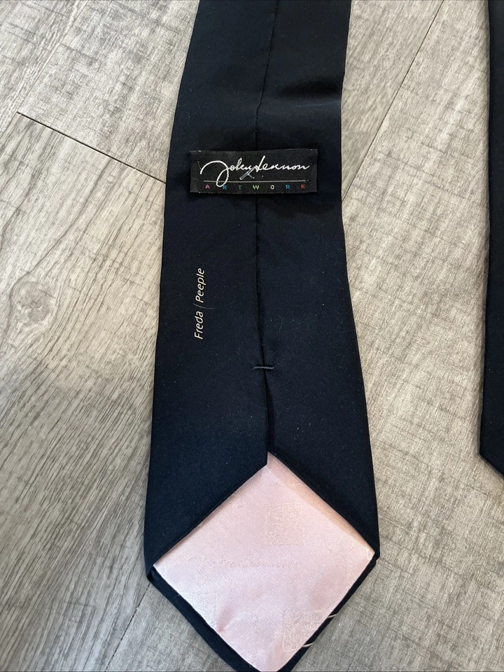 John Lennon Artwork 100% Silk Necktie FREDA PEEPLE Black - Imagem 3 de 4