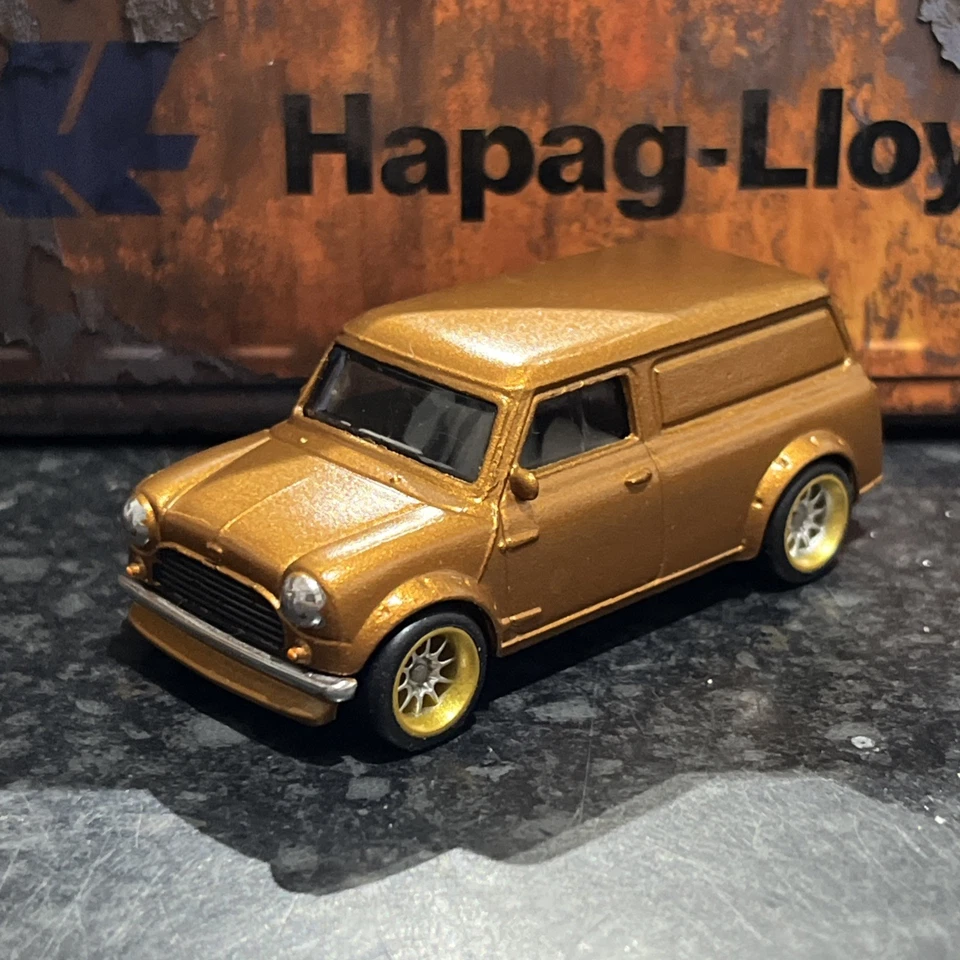 Mini van Hot Wheels Austin personalizada com pilotos reais - Imagem 2 de 4