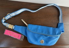 NUEVO CON ETIQUETAS LILLY PULITZER Bolso Cinturón Torrey en Azul Lunar 9x4 -Herrajes en Tono Dorado-