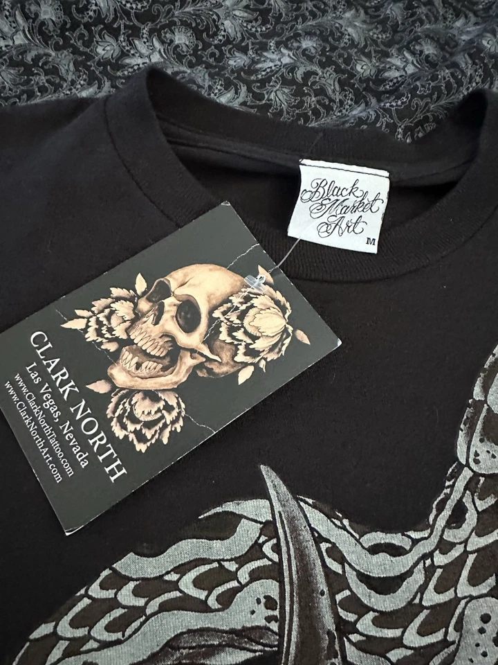 Camiseta Black Market Art tamanho. Arte de tatuagem M preta, nova com etiquetas. Sobrancelha baixa. - Imagem 4 de 4