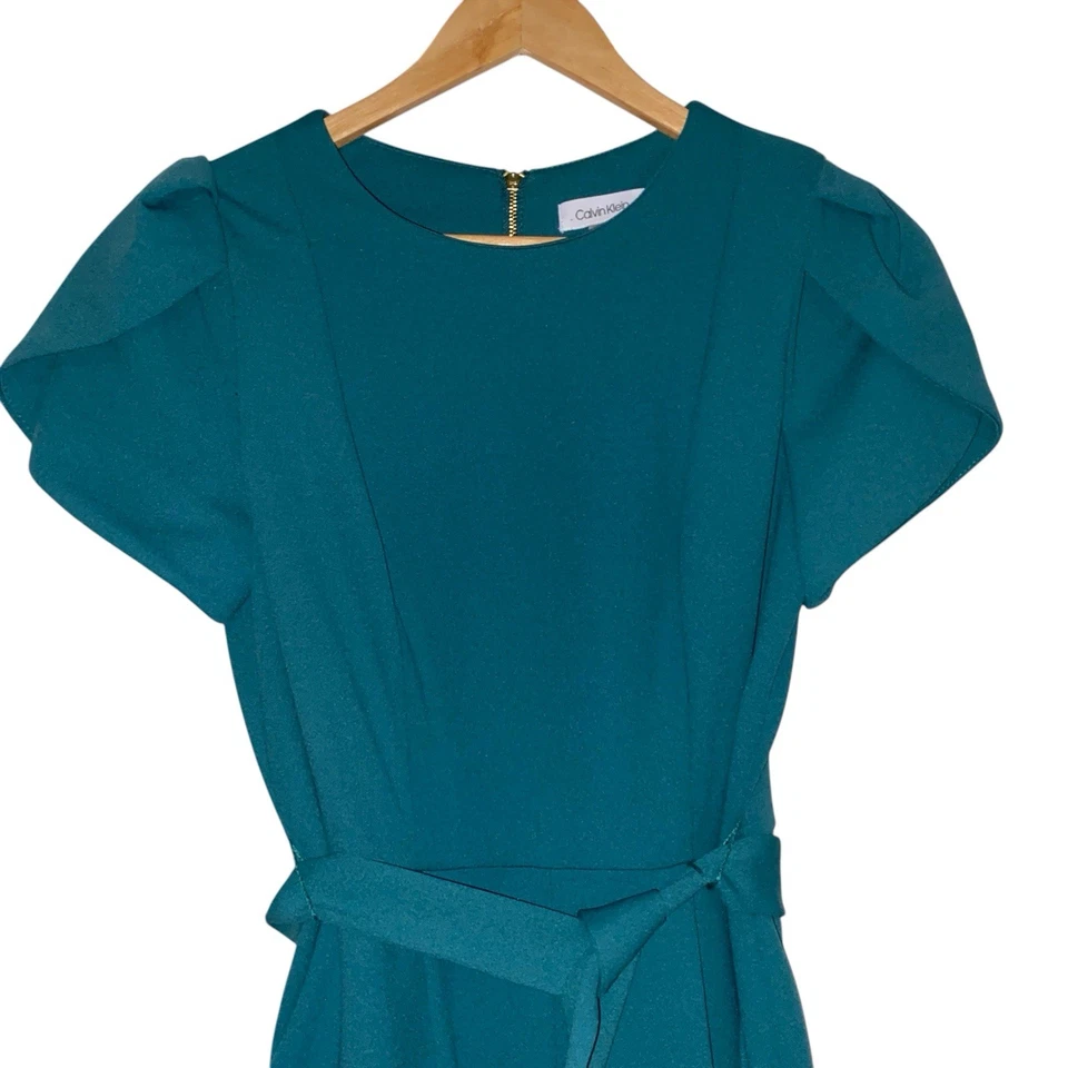 Nuevo con etiquetas Mono para mujer Calvin Klein verde con cinturón manga tulipán talla 6 $139 Foto 2 de 4