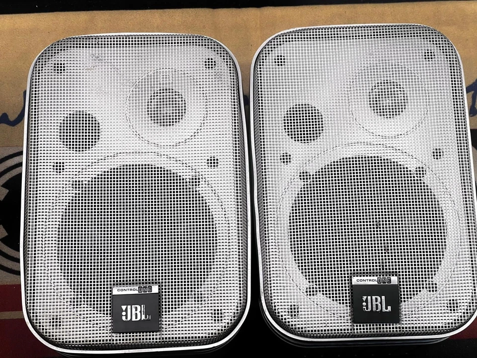 JBL 🌈 CONTROL ONE🌈 Coppia diffusori a due vie con woofer da 100 mm 4" Cromato - Immagine 3 di 4