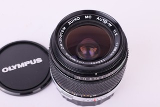 Olympus OM Zuiko Auto W MC 28 mm F2 obiettivo grandangolare principale