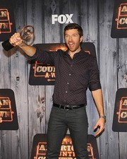 Brett Eldredge winner of the Best Song of the Year Award for Beat - Old Photo 3