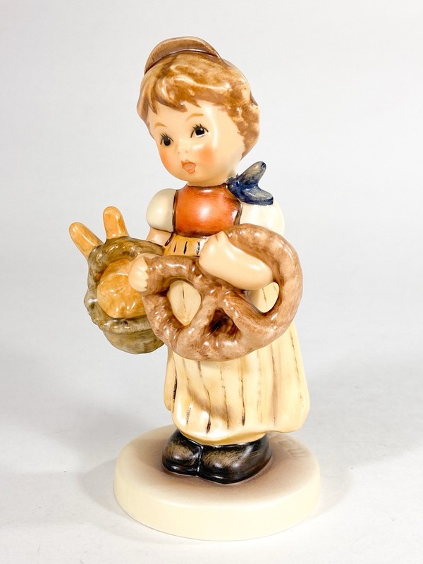 Goebel Hummel #1355 HUM 2004 "Pretzel Girl" First Issue 1999 Germany Signed