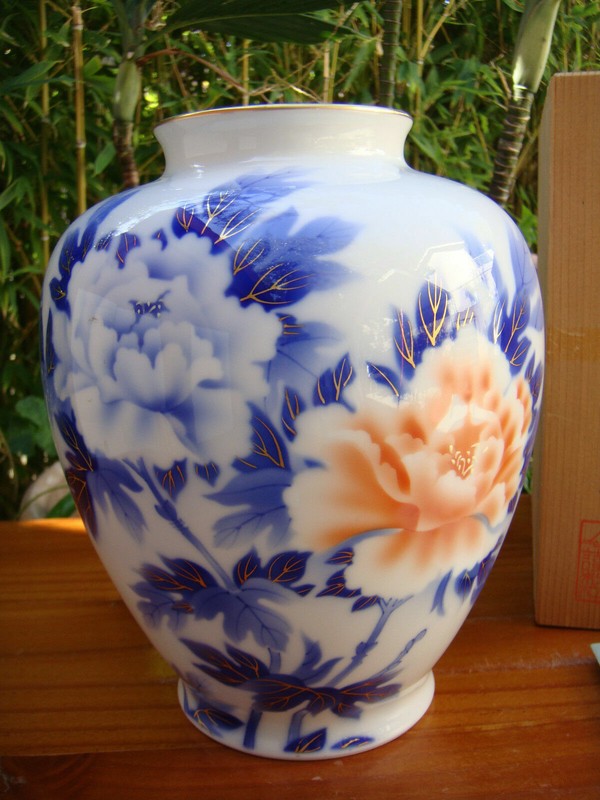 ANTIQUE JAPANESE PORCELAIN VASE FUKAGAWA ARITA / PEONY FLOWERS / GOLD OVERLAY