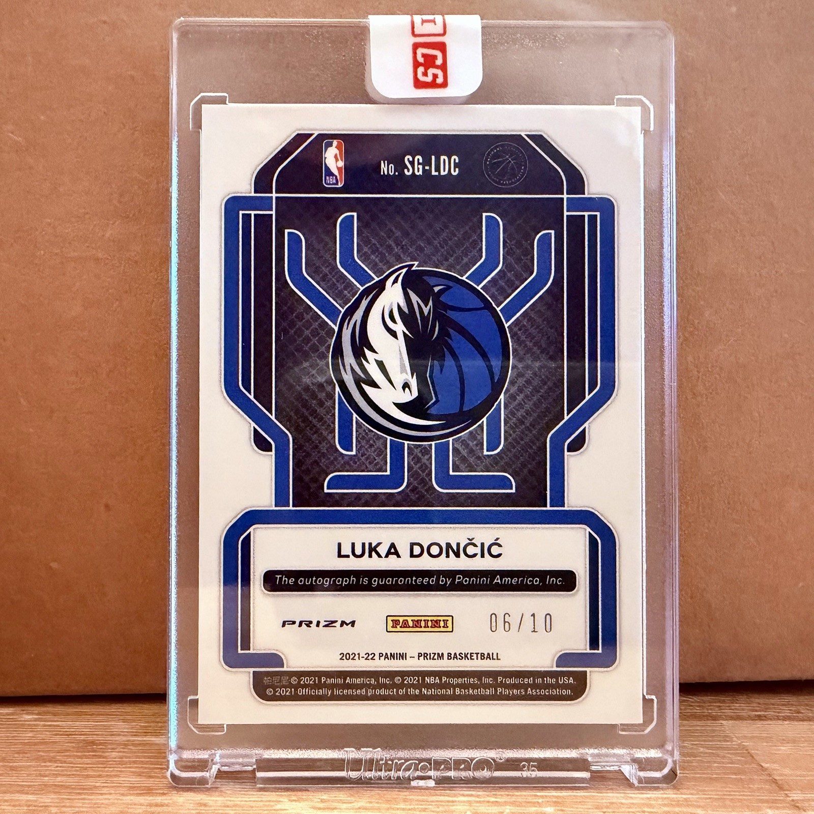 Luka Doncic 2021-22 Panini Gold Prizm On-Card Auto /10 Basketball #SG-LDC view 2