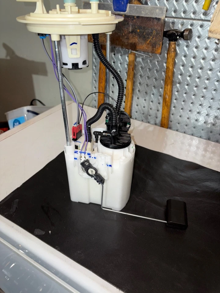 Conjunto de bomba de combustible y transmisor Motorcraft PFS-490 para Ford F-150 09-14 Foto 3 de 4