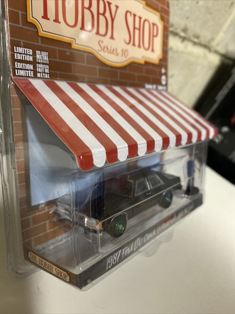 Greenlight Green Machine 1:64 Hobby Shop 1987 Ford LTD Crown