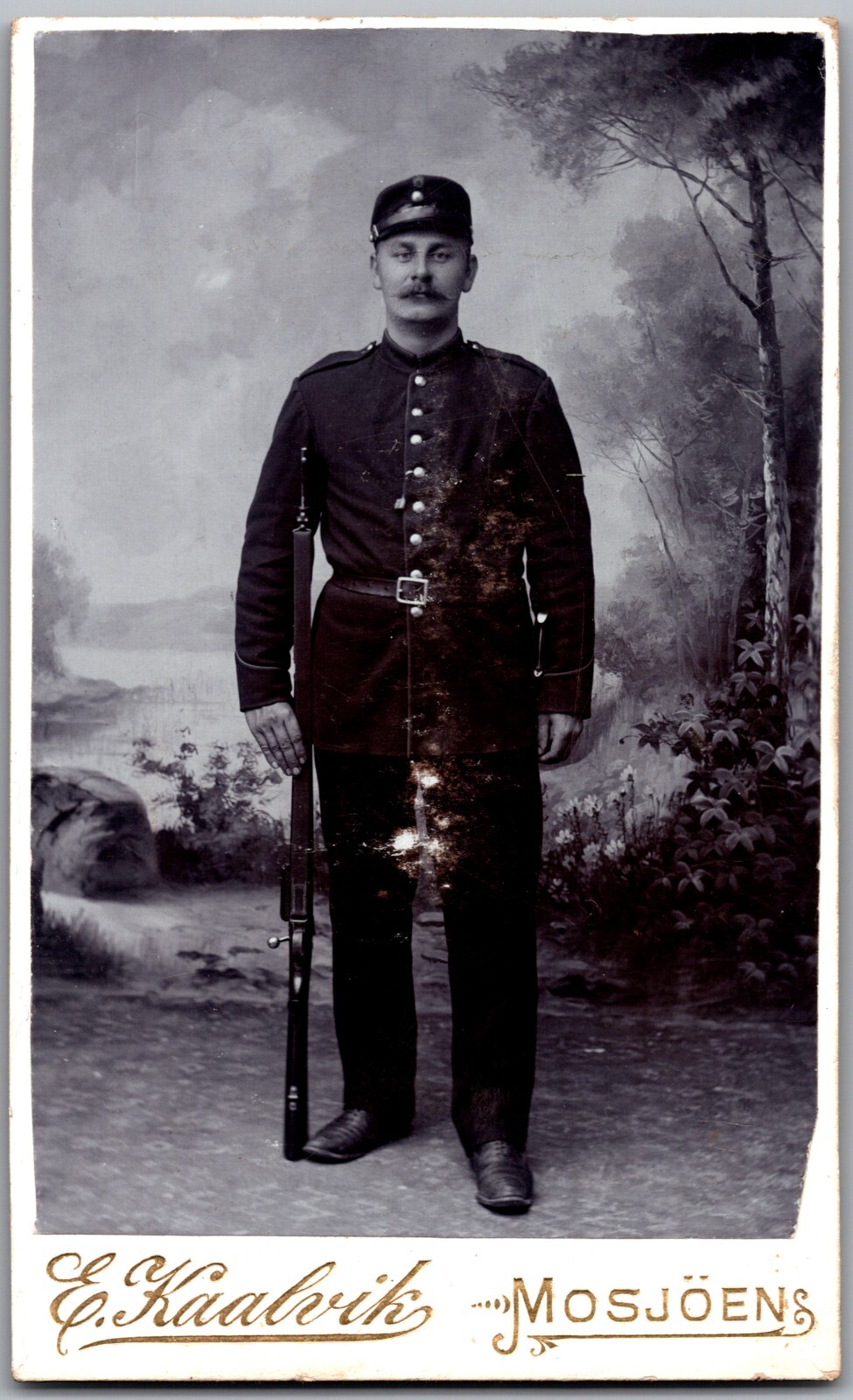 CDV CIRCA 1890s E. KAABVIK HANDSOME YOUNG SOLDIER WITH RIFLE MOSJOENS NORWAY