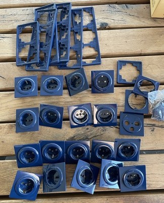 Gira System S-Color  Schuko Steckdose in blau Rahmen