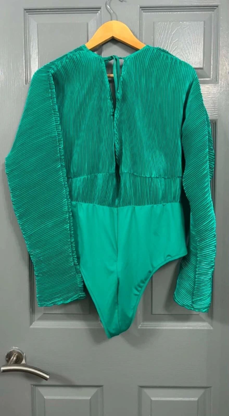 Boohoo emerald green plisse bodysuit - Size 20 image 2