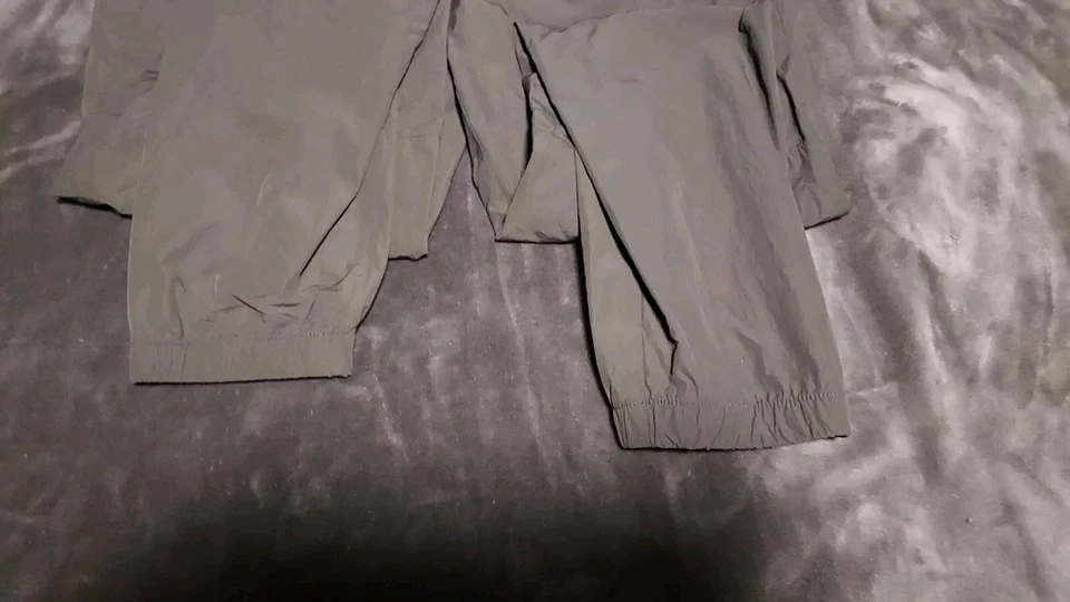 Брюки для бега женские Banana Republic M оливково-зеленые с карманами на молнии на лодыжке - Изображение 4 из 4