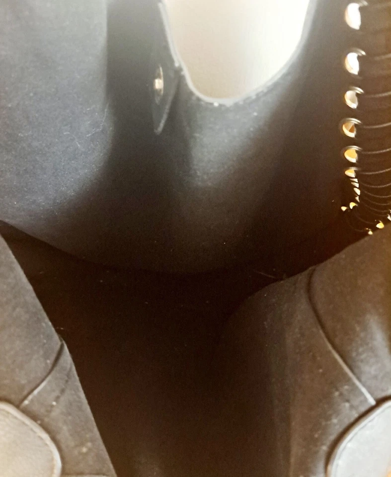 Bolso de Mano Grande Rue 21 para Pasar la Noche Negro Imitación Cuero Cordones Frontales 18" X 13" Foto 4 de 4