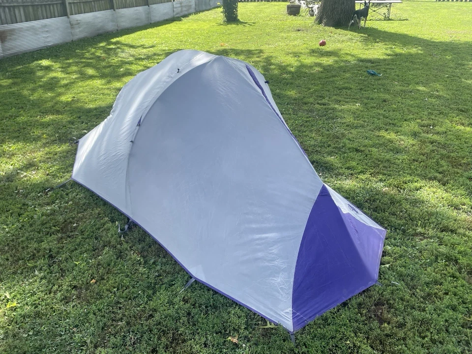 Tienda de campaña para mochileros Quest Preying Mantis para 2 personas púrpura/blanco Foto 2 de 4