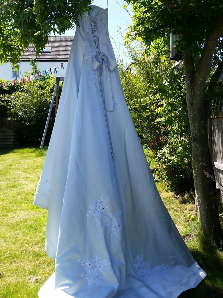 STUNNING Maggie Sottero Women's Wedding Dress Size 10 / 12 / 14 - Image 4 of 4