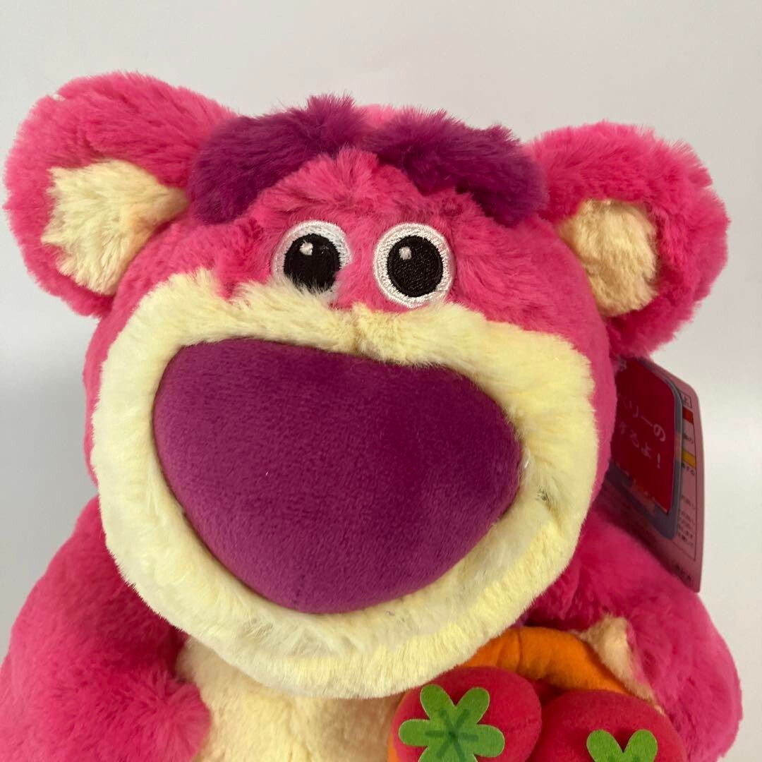 LOTSO ロッツォ 3.0 – マゼンタピンク55cm 外国輸入品 NEW Strawberry-Scented Lotso Backpack Arrives in Disney World