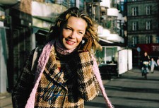 Connie Nielsen Autogramm signed 20x30 cm Bild