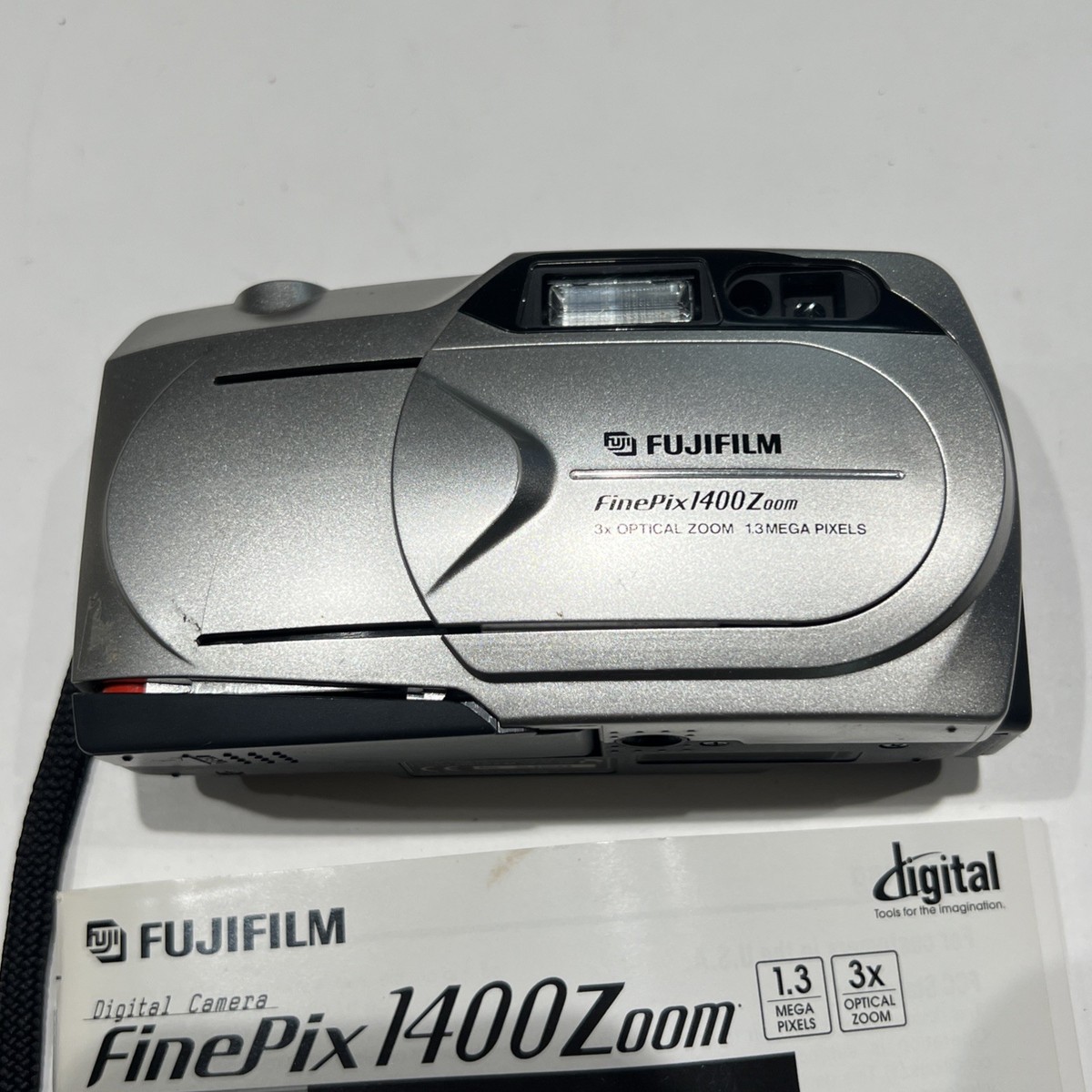 Vintage Fujifilm FinePix 1400 Zoom Digital Camera 1.3MP 3X Optical