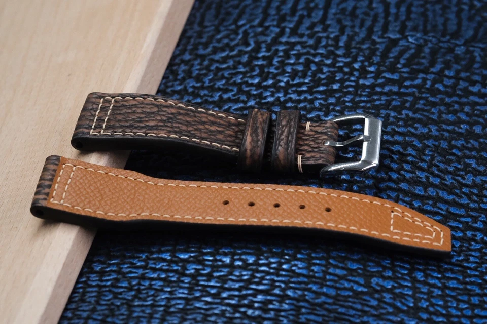 Correa de reloj hecha a mano de cuero de tiburón marrón Foto 4 de 4