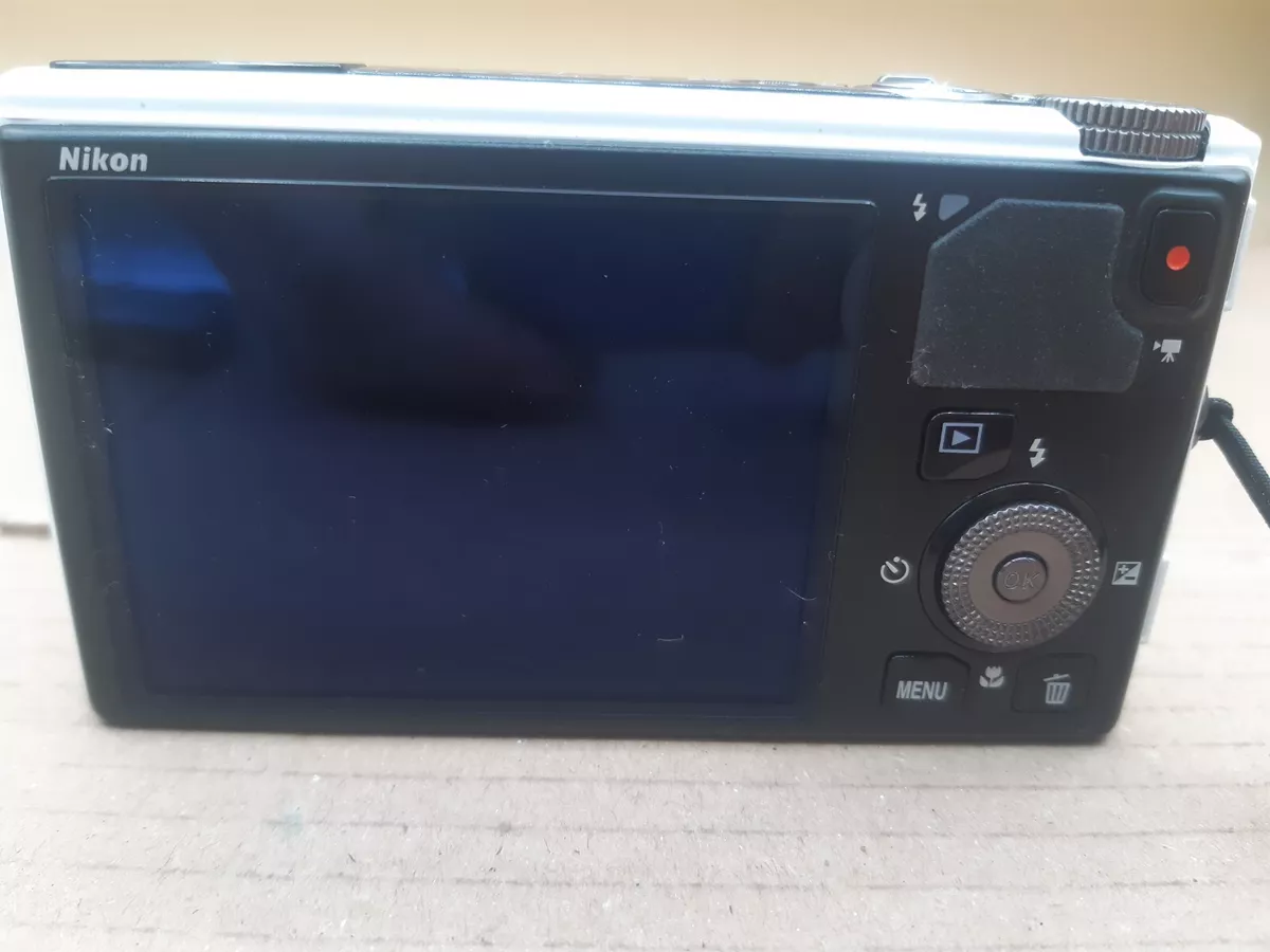 Nikon COOLPIX S9400 18.1MP Digital Camera 18x Optical Zoom