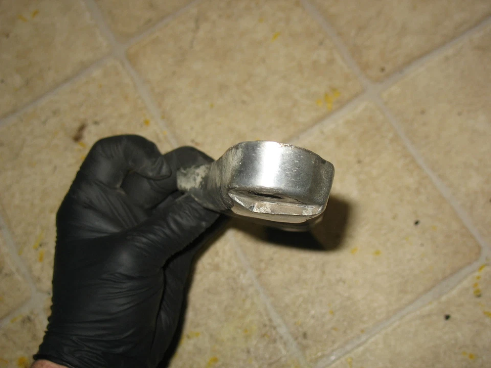 81 SUZUKI GS1000 GS 1000 LH PILLION STEP FOOT PEG BRACKET - Imagem 3 de 4