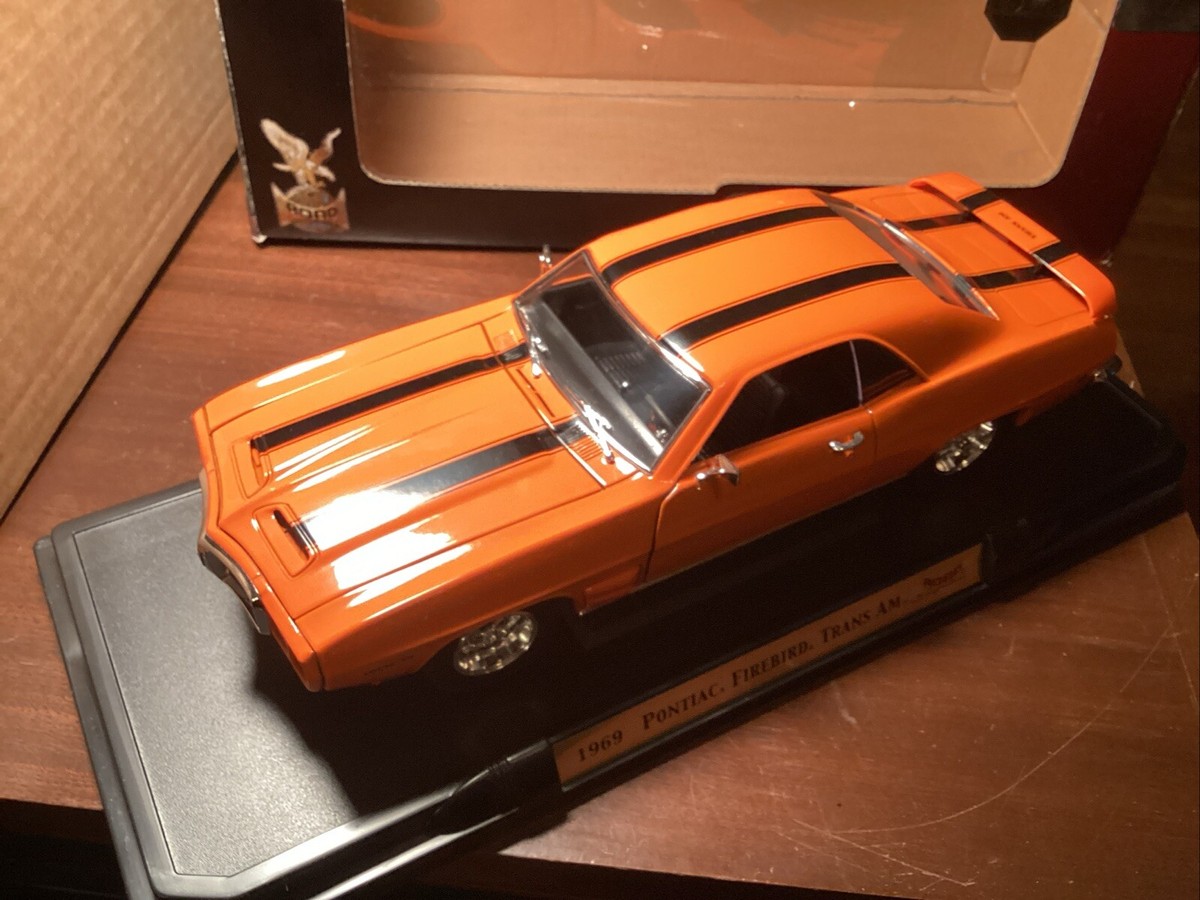 ミニカー 1969 Pontiac Firebird Trans Am 1/18 1969 Pontiac Firebird Trans Am White Blue Stripes 1:18 Scale