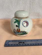 B&uuml;gelglas & Deckel im orientalischen Stil. Dame liest sitzend im Garten an einer Br&uuml;cke