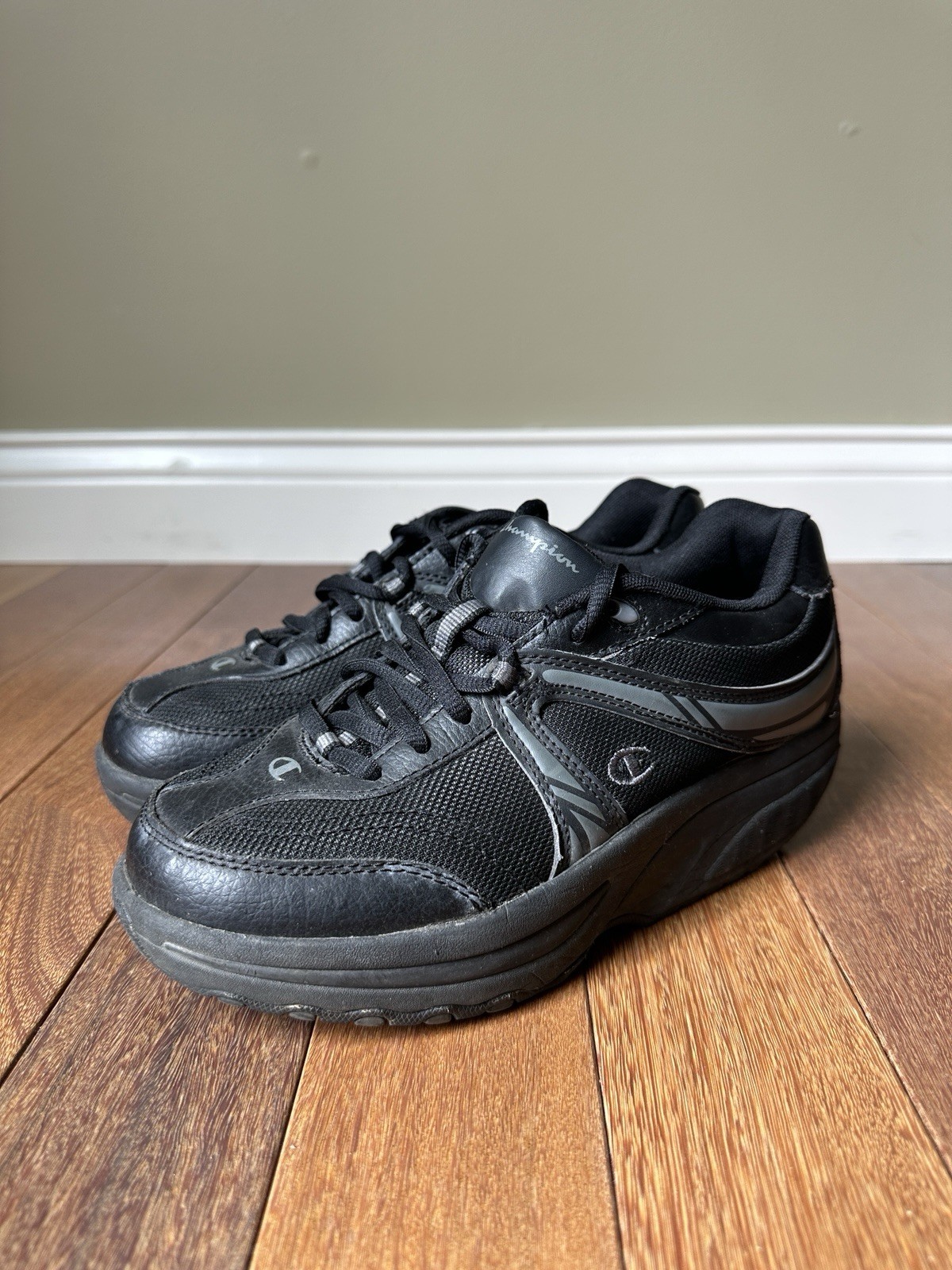 Women&rsquo;s Us 7.5 Athletic Lace Up Shoes