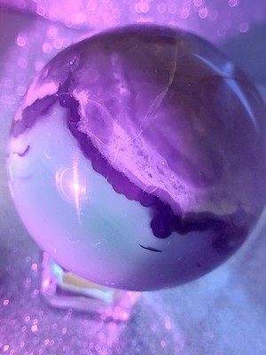Vulkan Achat Kristall Kugel mit Glasständer 271,3 g | 58,4 mm | UV REAKTIV 