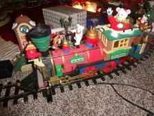 New Bright Holiday Express Dillards BEARS LOCOMOTIVE Engine bk Train VIDEO