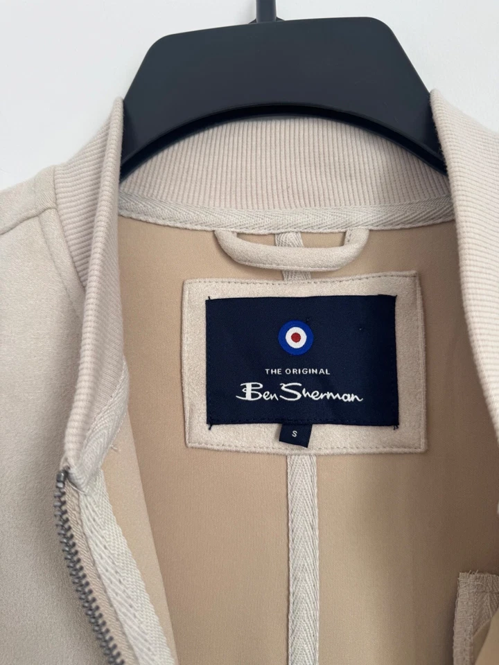 Chaqueta Bomber Ben Sherman Imitación Gamuza Beige Talla Pequeña Abrigo Utilitario Foto 3 de 4