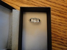 NIB STYLISH THREE-STONE RING W/ 1.65ctw GENUINE GREEN AMETHYSTS IN 925 STERLING