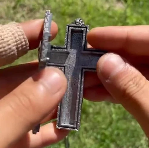 🎁Squid Game Thanos Cross Necklace, With Secret Compartment Inside Pendant New - Picture 3 of 7