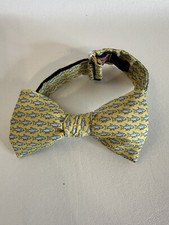 NWT 55 Vineyard Vines Sharks Necktie  100 Silk  Yellow