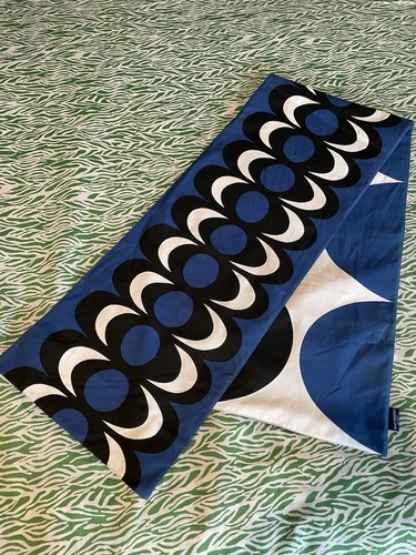 Marimekko für Target wendbarer Tischläufer blau & schwarz 14,5"x70"