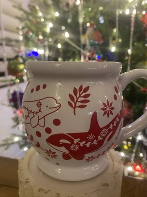 Sea World Exclusive Orca Turtle Dolphin Penguin Beluga Red/White  MUG