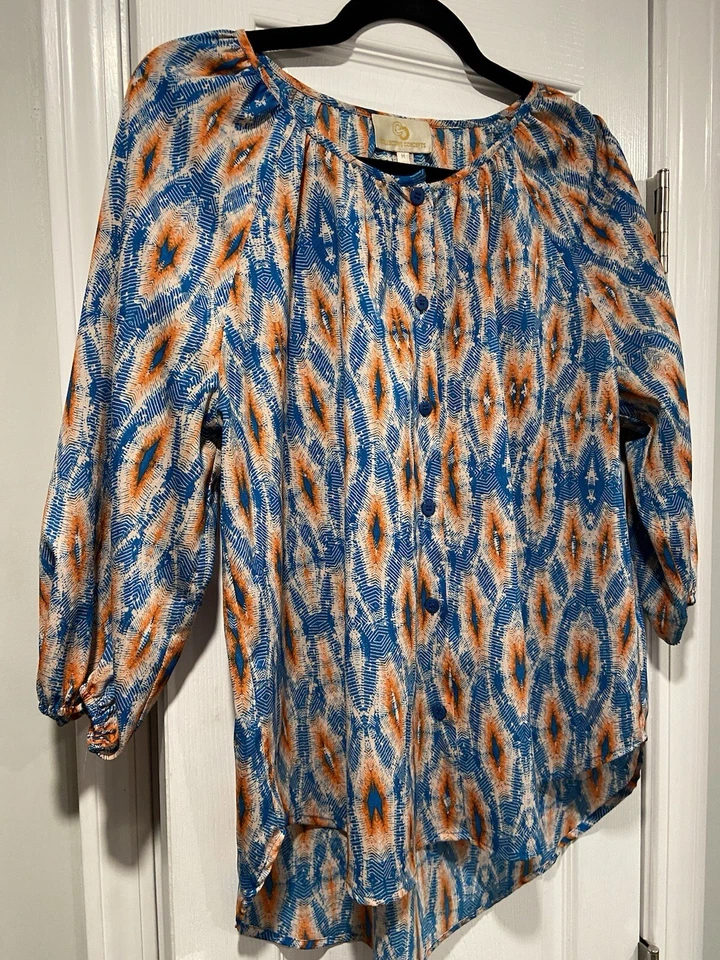 Blusa Collective Concepts Talla M Alto Bajo Botón Frontal Cuello Redondo Manga 3/4 Foto 3 de 4