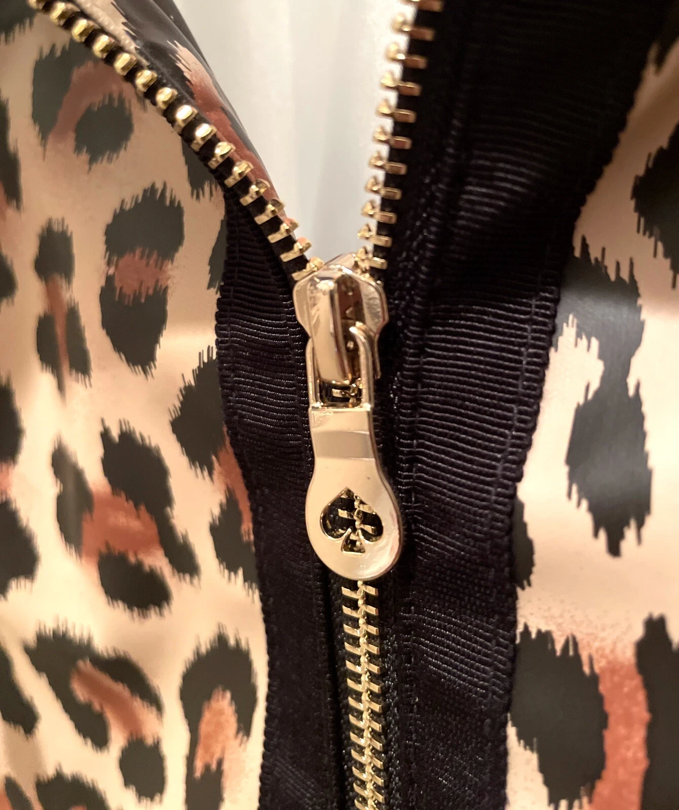 Giacca impermeabile nuova con etichette $248 Kate Spade New York stampa leopardata con cappuccio e zip GRANDE