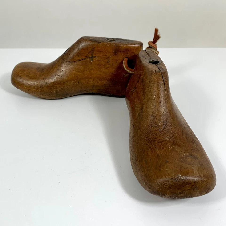 De Colección Par Zapatos de Madera para Niños Pequeños Últimos Cordones de Cuero Placas de Metal #4 Forma de Zapato Foto 3 de 4