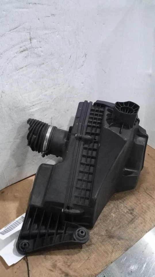 Used Air Cleaner Assembly fits: 2011 Bmw 128I 3.0 Grade A - Image 2 of 4