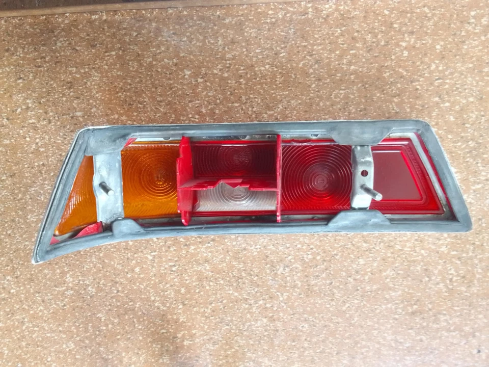 Piloto trasero derecho mercedes-benz hella w110 190c 200 190d 200d 230 Foto 4 de 4