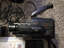 VINTAGE PANASONIC OMNIMOVIE PV-720 VHS CAMERA W/CASE, CHARGER, BATTERY COMPLETE
