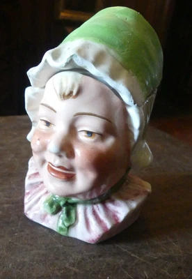 POT A TABAC céramique barbotine " BEBE A LA CAPUCHE " - Photo 1/3
