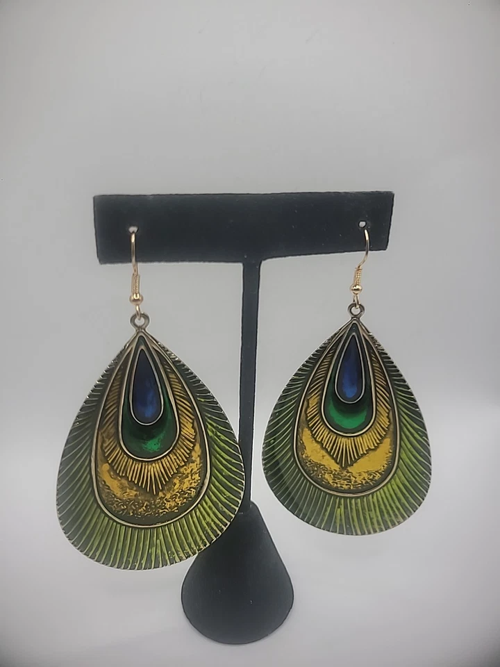 Brincos vintage perfurados cores pavão verde azul tom dourado fantasia joia - Imagem 4 de 4