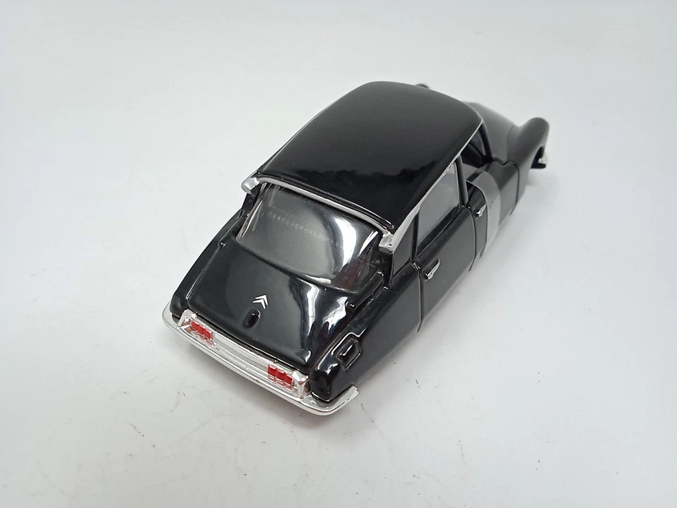 Bburago Citroen DS19 - Scala 1:32 - 21109 - Immagine 4 di 4